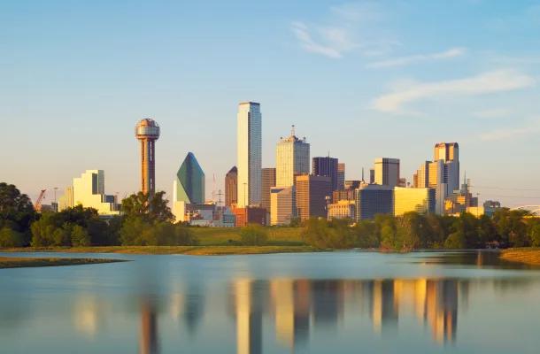 达拉斯天际线在黄金时刻倒映在三一河中