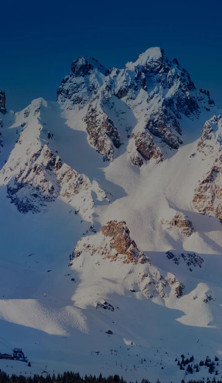 太阳谷滑雪度假村雪山峰景观，豪华滑雪胜地
