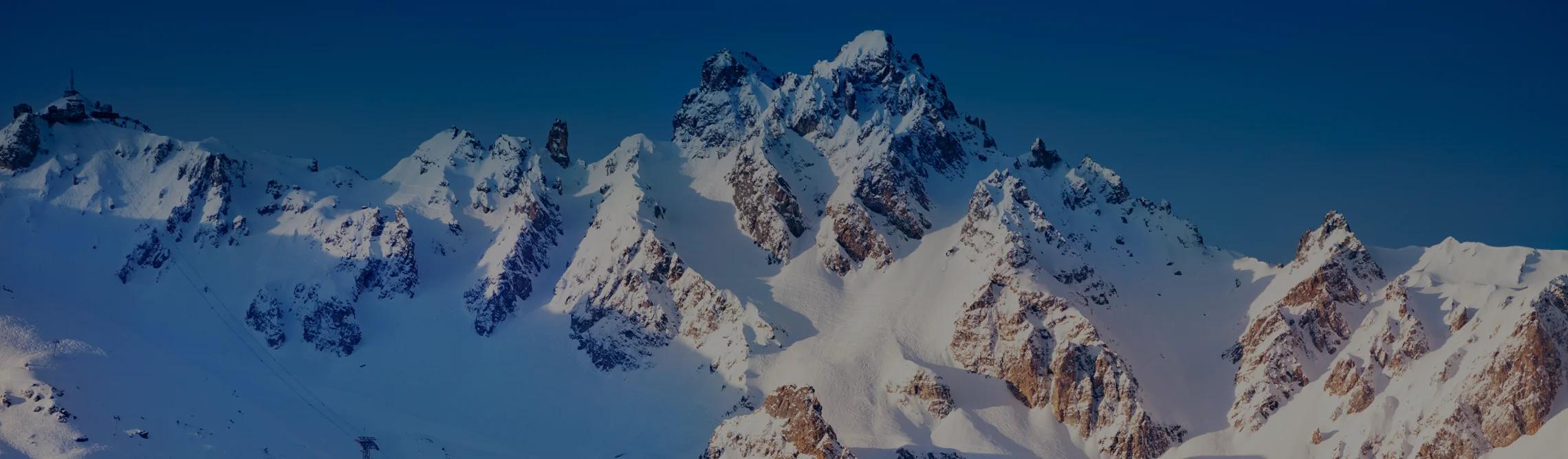 太阳谷滑雪度假村雪山峰景观，豪华滑雪胜地